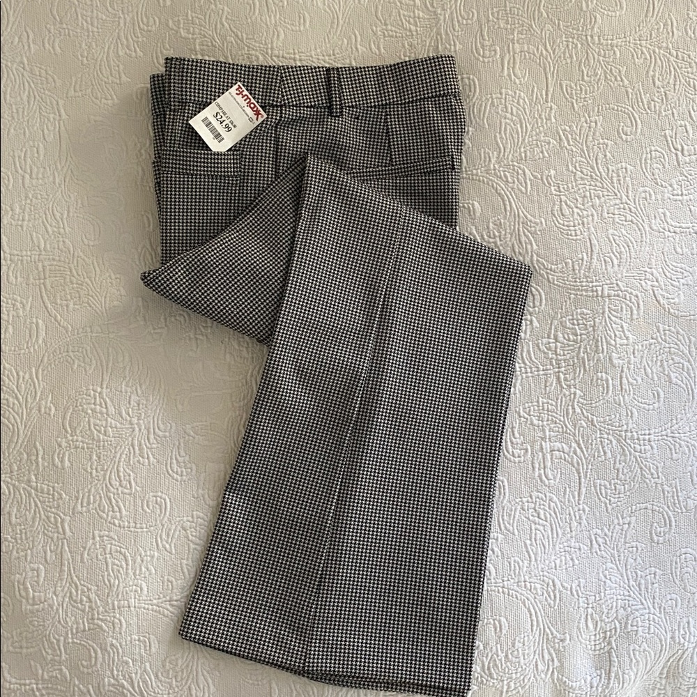 Black and White Woman’s Pull-up Trousers